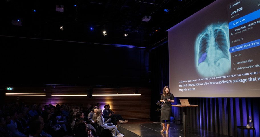 Foto van Eva Deckers Van Het Catharina Ziekenhuis In Eindhoven tijdens de Enterprise UX Conference