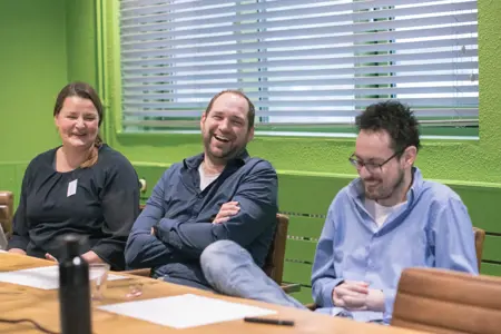Lachende mensen tijdens de Pgax Klantendag van 7-12-2023