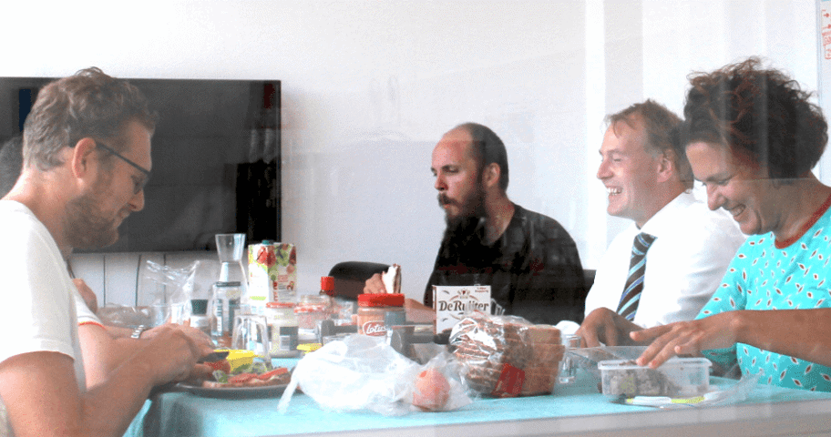 Ranshuijsen medewerkers lunchen aan tafel