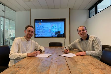 Sven en Rim Glimlachend aan tafel op het Ranshuijsen kantoor