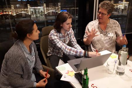Vincent Dekker legt uit tijdens een Workshop: Design Thinking