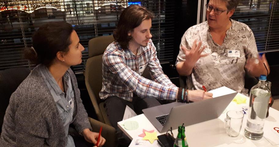 Vincent Dekker legt uit tijdens een Workshop: Design Thinking