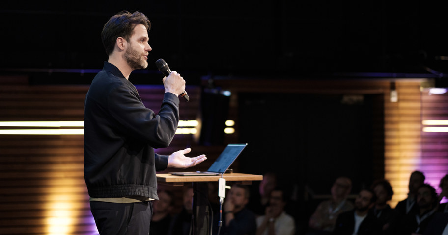 Foto van Ewout Nijman Van We Are Reasonable People tijdens de Enterprise UX Conference