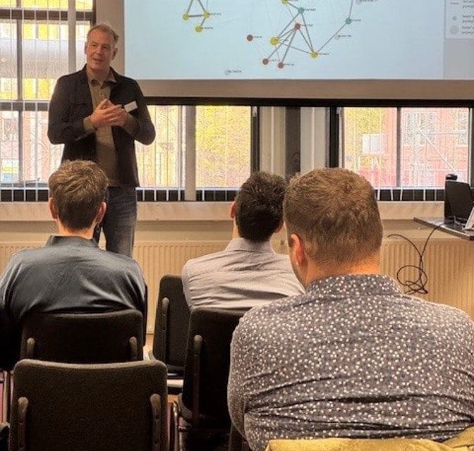 Rim Ranshuijsen die presenteert tijdens de PGAx Klantendag