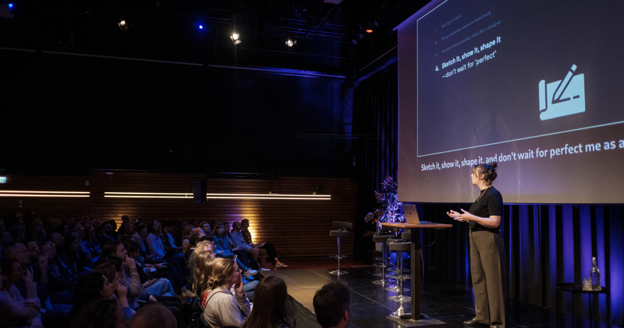 Foto van Linda Jansen Van Streamlining 80+ Applications tijdens de Enterprise UX Conference 