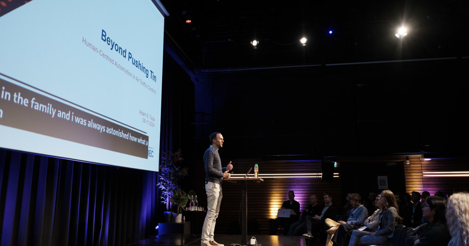 Foto van Adam Tisza Van Eurocontrol tijdens de Enterprise UX Conference