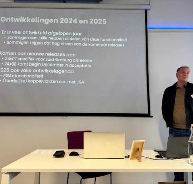 Rim Ranshuijsen die presenteert tijdens de PGAx Klantendag