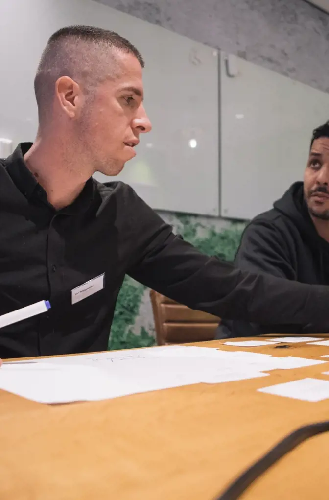 Klanten overleggend tijdens de Design sessie van de Pgax Klantendag van 7-12-2023