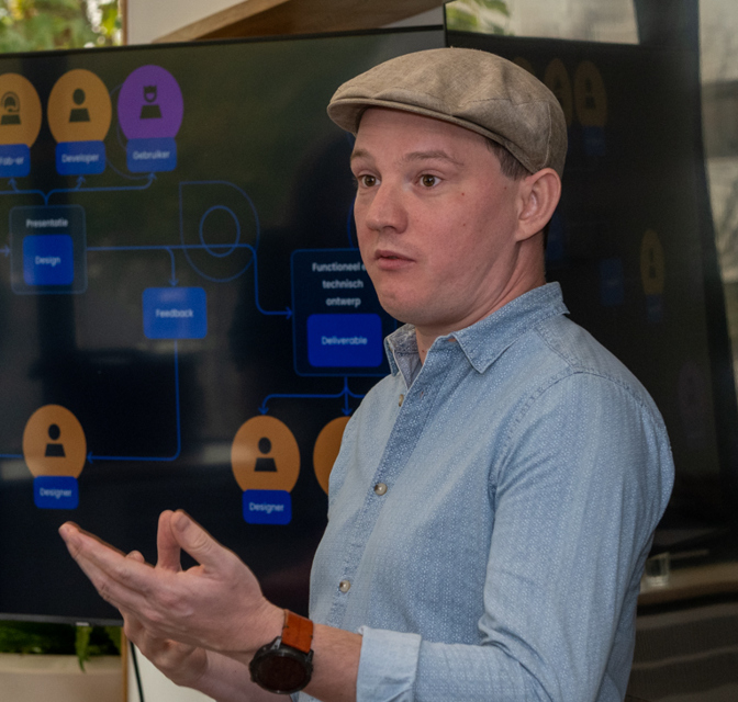 Robin Masters, Lead Developer, legt wat uit